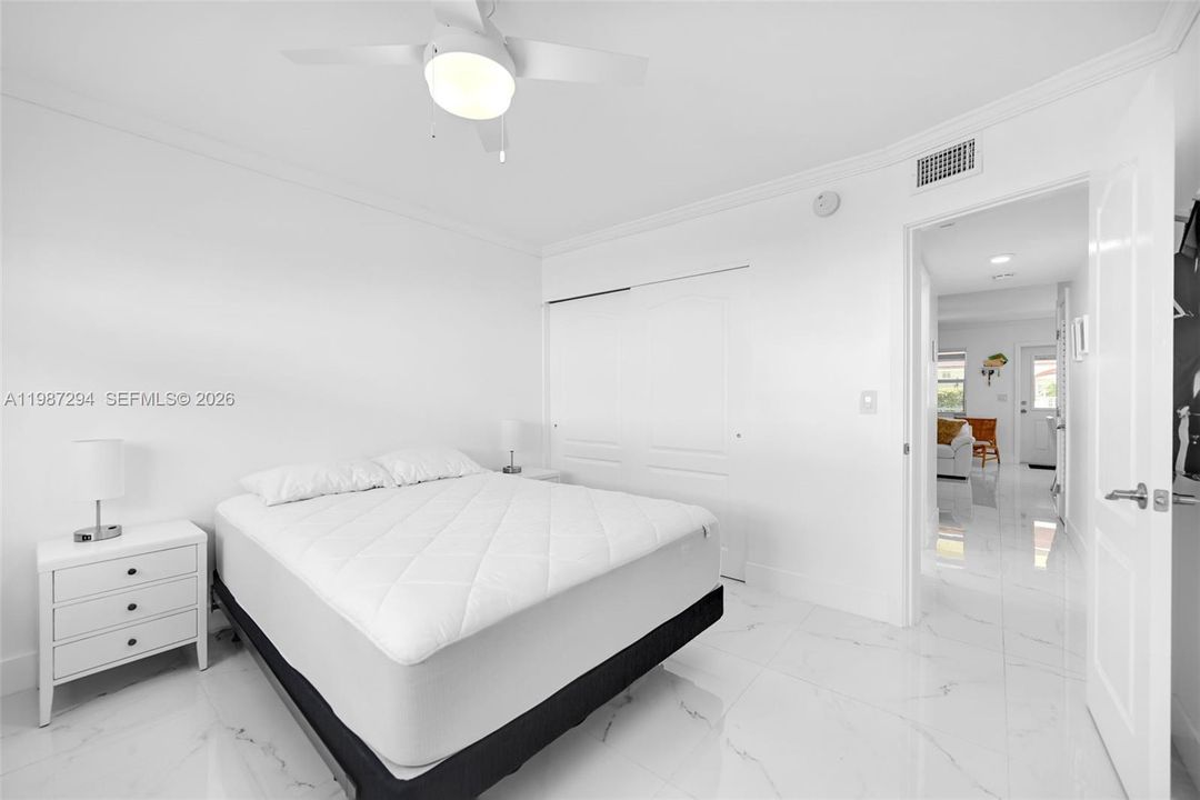 Activo con contrato: $249,000 (2 camas, 2 baños, 1000 Pies cuadrados)
