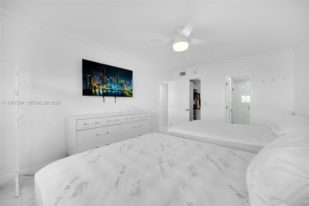 Activo con contrato: $249,000 (2 camas, 2 baños, 1000 Pies cuadrados)