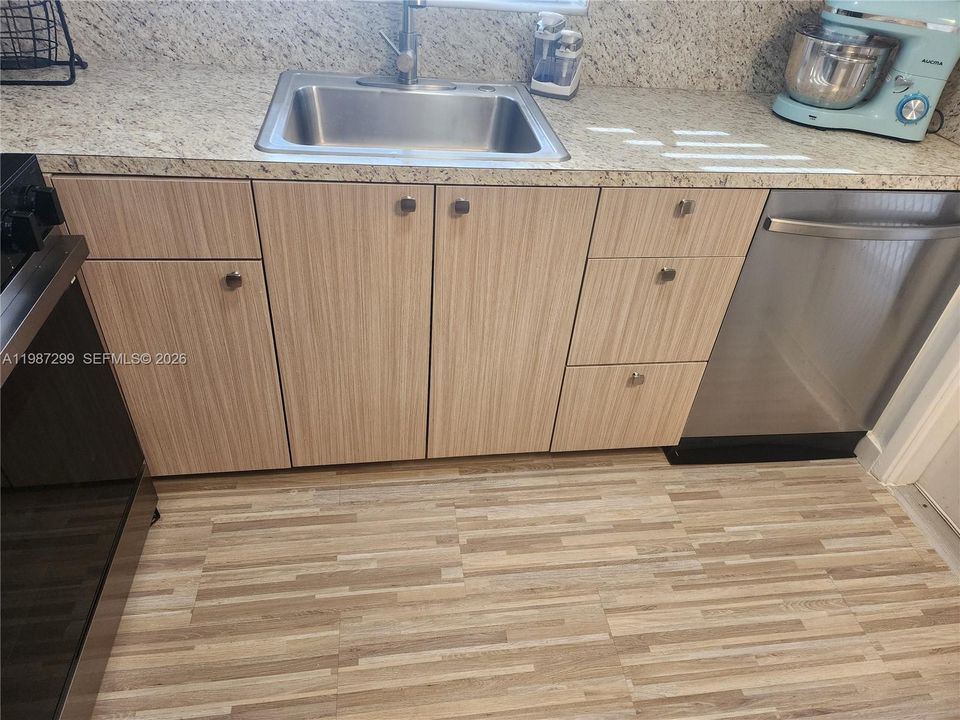 На продажу: $180,000 (2 спален, 2 ванн, 940 Квадратных фут)