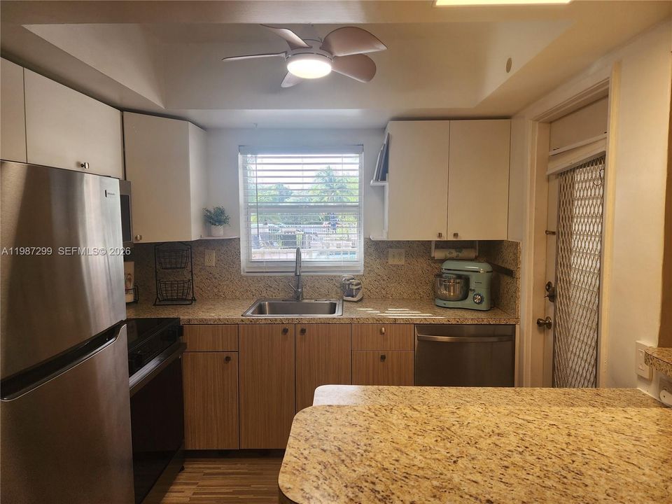 На продажу: $180,000 (2 спален, 2 ванн, 940 Квадратных фут)