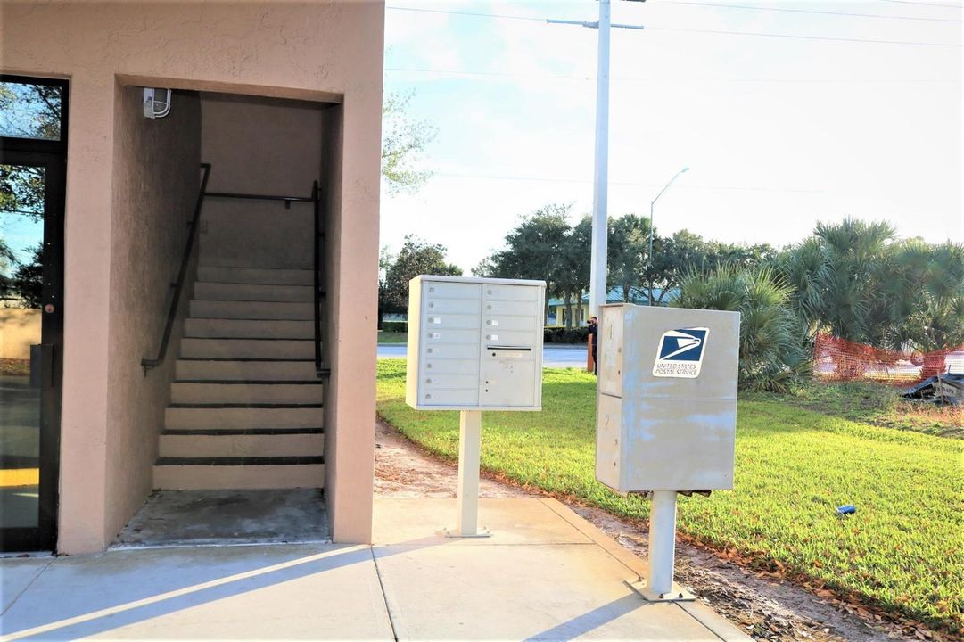 STAIRS- MAIL BOX
