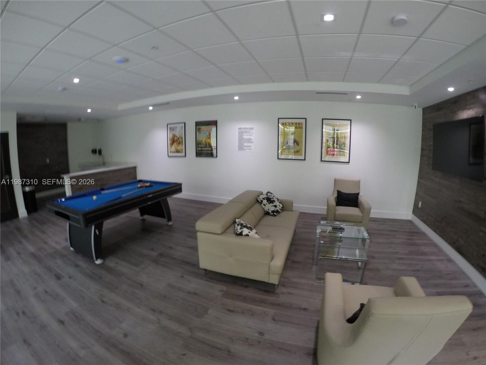 For Sale: $245,000 (1 beds, 1 baths, 408 Square Feet)