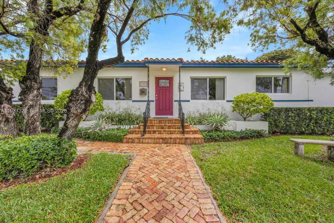 Active With Contract: $925,000 (3 beds, 3 baths, 2249 Square Feet)