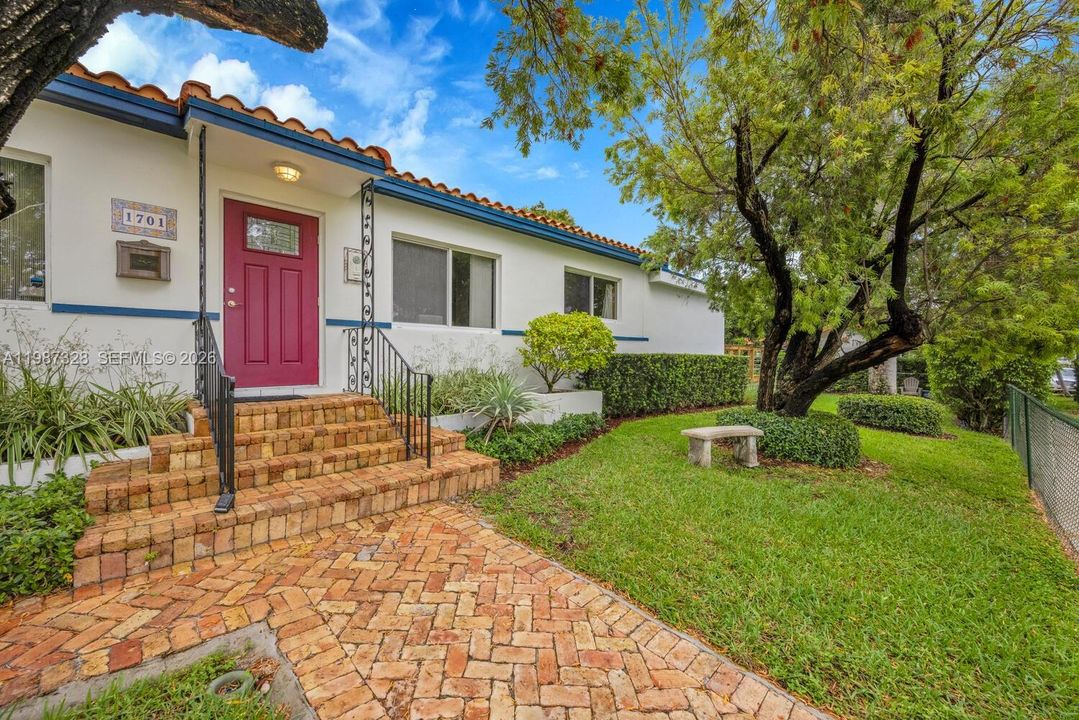 Active With Contract: $925,000 (3 beds, 3 baths, 2249 Square Feet)