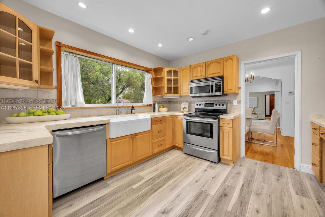 Active With Contract: $925,000 (3 beds, 3 baths, 2249 Square Feet)