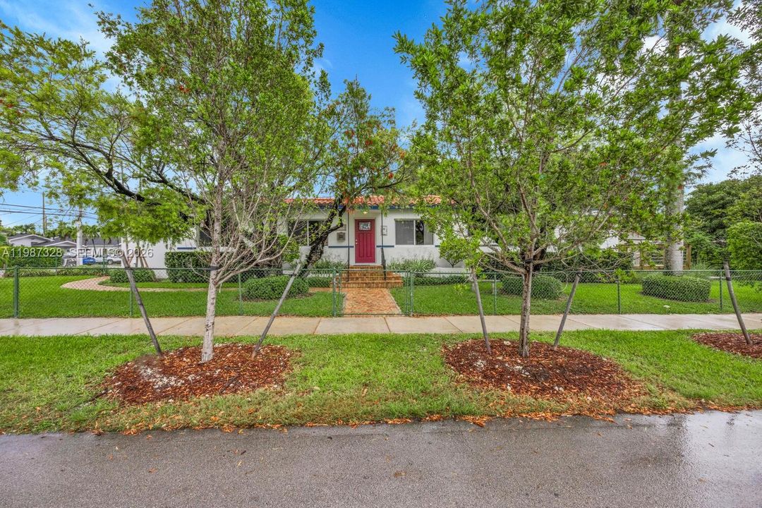 Active With Contract: $925,000 (3 beds, 3 baths, 2249 Square Feet)
