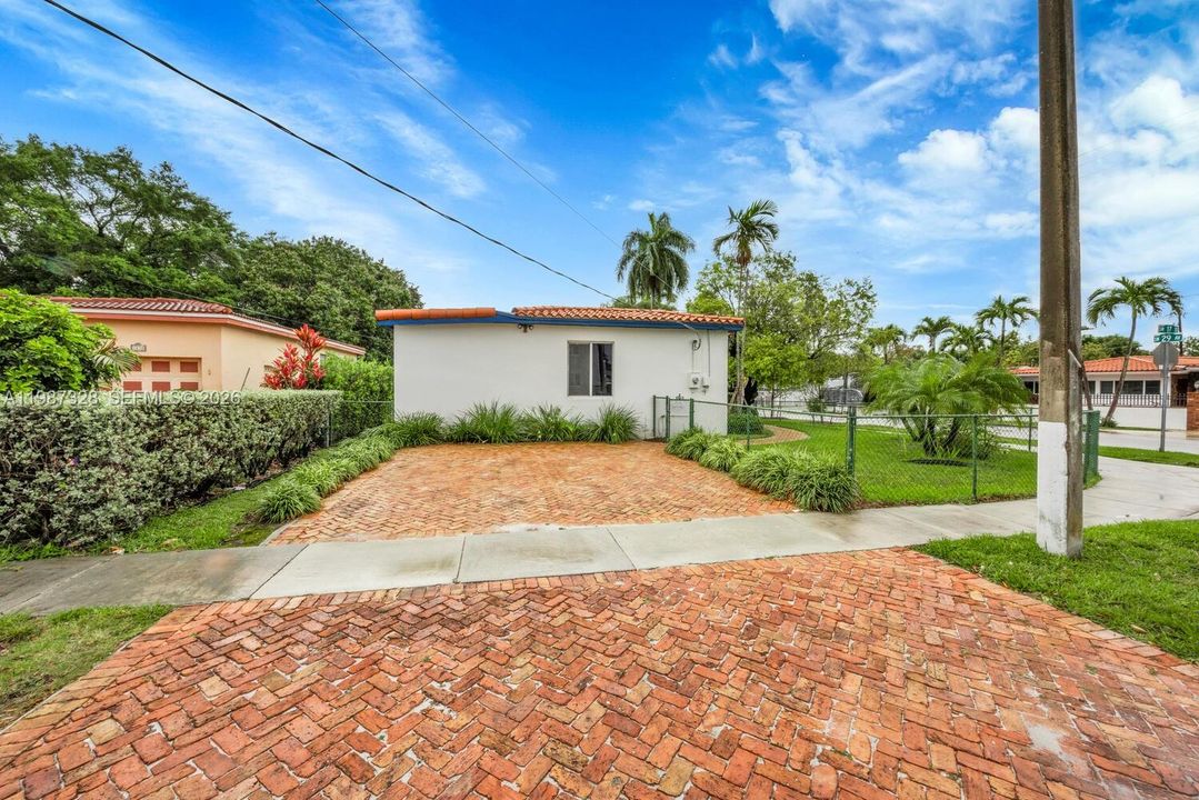 Active With Contract: $925,000 (3 beds, 3 baths, 2249 Square Feet)