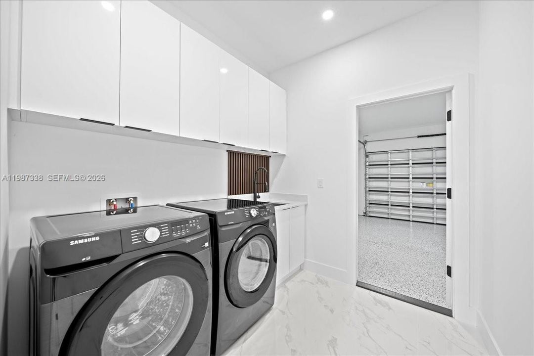 Под контрактом: $369,000 (4 спален, 2 ванн, 0 Квадратных фут)