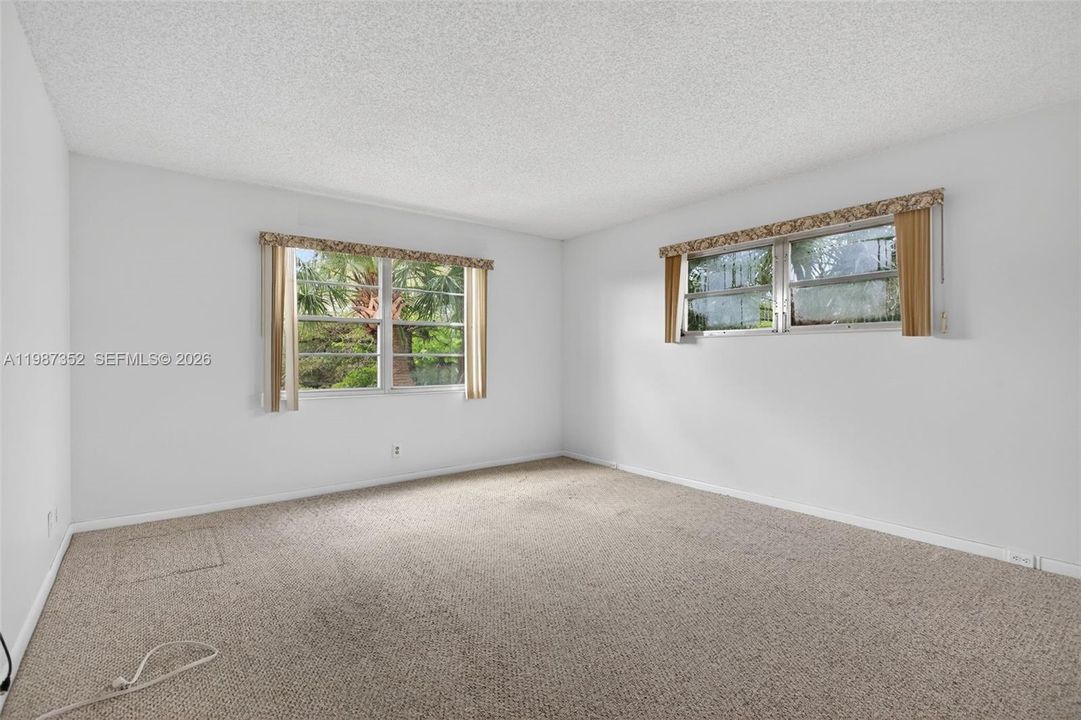 Corner unit with lots of natural light