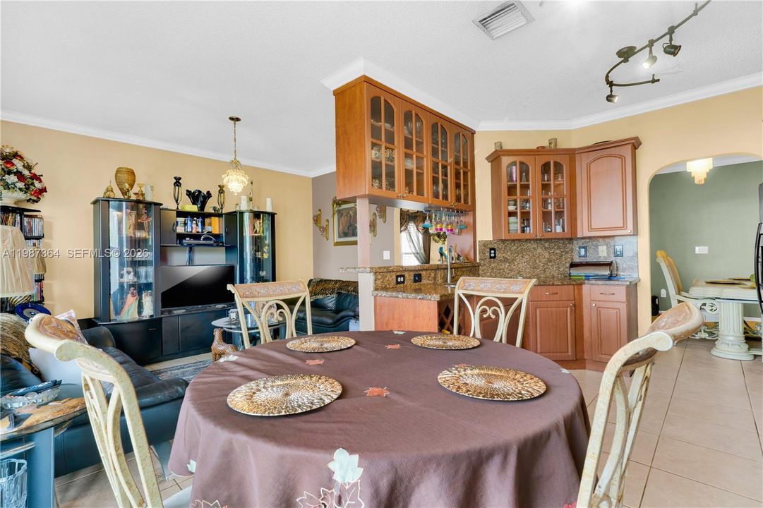 Activo con contrato: $550,000 (3 camas, 2 baños, 1580 Pies cuadrados)