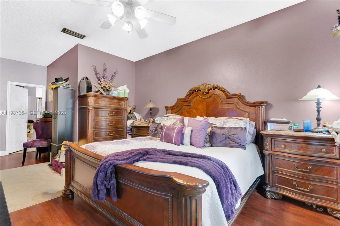 Activo con contrato: $550,000 (3 camas, 2 baños, 1580 Pies cuadrados)