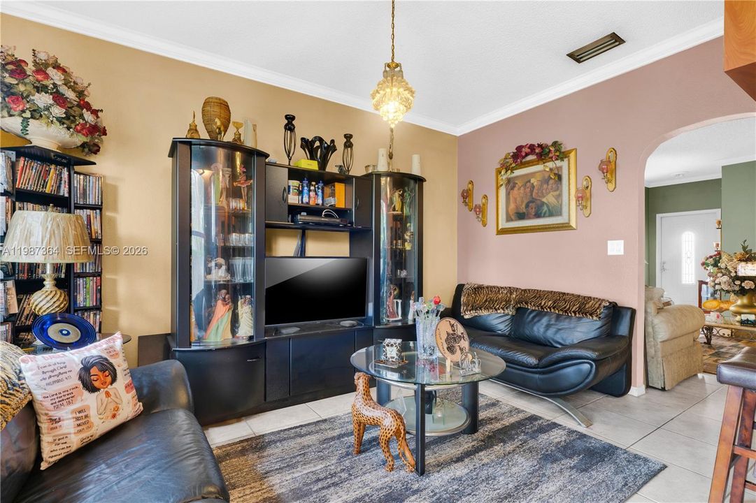 Activo con contrato: $550,000 (3 camas, 2 baños, 1580 Pies cuadrados)