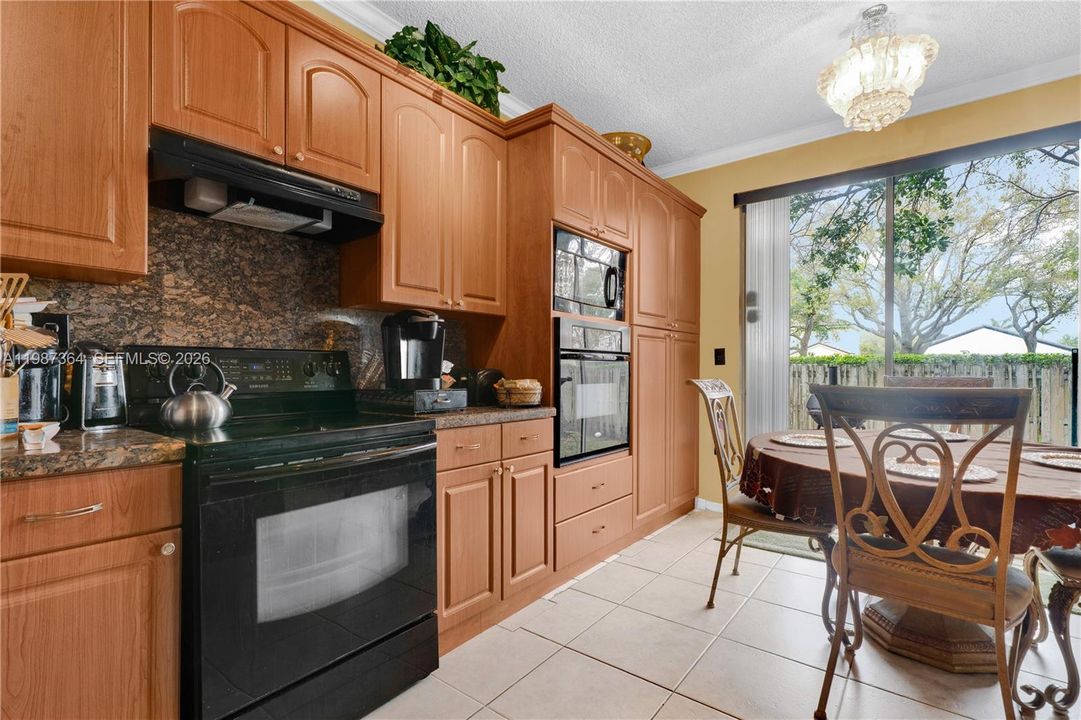 Activo con contrato: $550,000 (3 camas, 2 baños, 1580 Pies cuadrados)