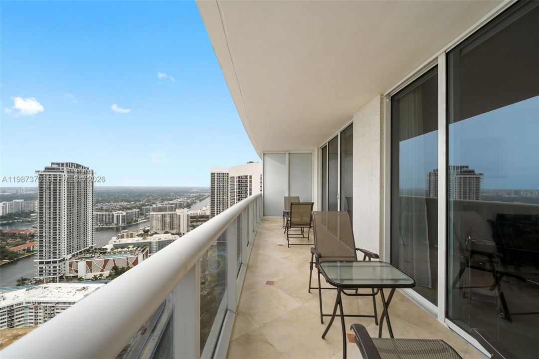 For Sale: $755,000 (2 beds, 1 baths, 1086 Square Feet)