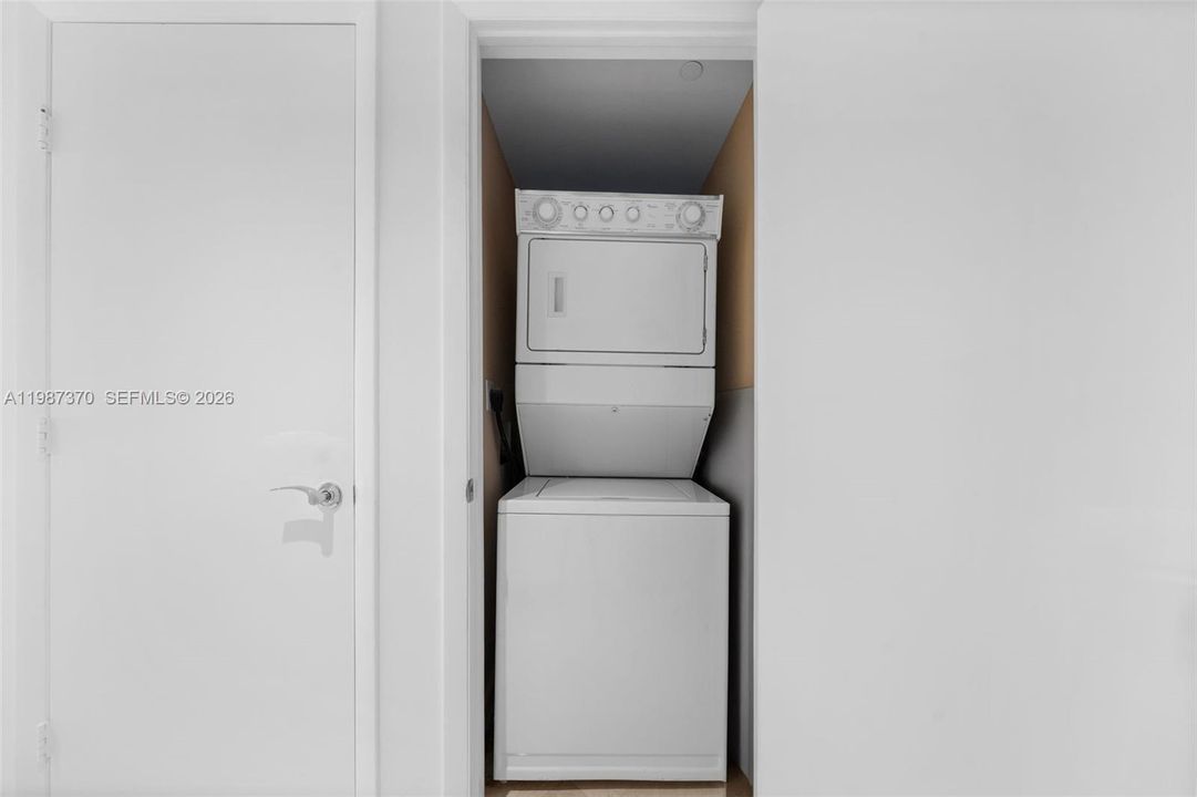 For Sale: $755,000 (2 beds, 1 baths, 1086 Square Feet)