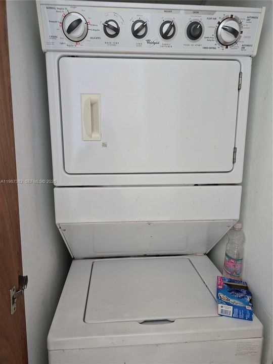 合同活跃: $279,999 (2 贝兹, 2 浴室, 898 平方英尺)