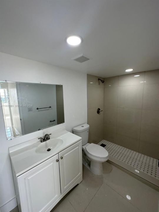 Activo con contrato: $2,000 (2 camas, 2 baños, 965 Pies cuadrados)