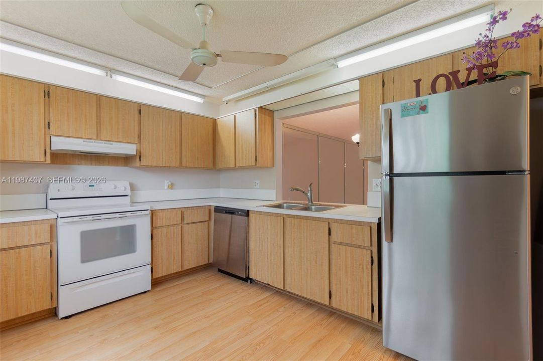 На продажу: $365,000 (2 спален, 2 ванн, 1258 Квадратных фут)