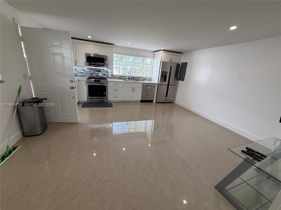 Activo con contrato: $2,000 (1 camas, 1 baños, 2006 Pies cuadrados)