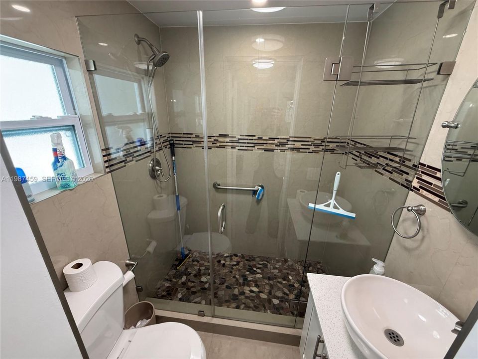 Activo con contrato: $2,000 (1 camas, 1 baños, 2006 Pies cuadrados)