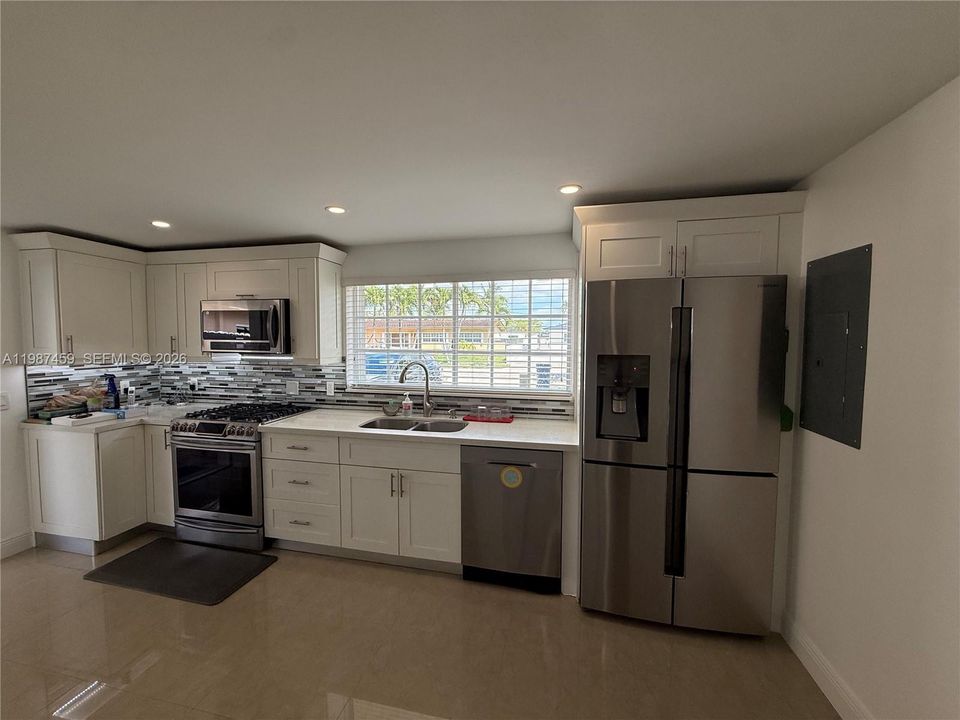 Activo con contrato: $2,000 (1 camas, 1 baños, 2006 Pies cuadrados)