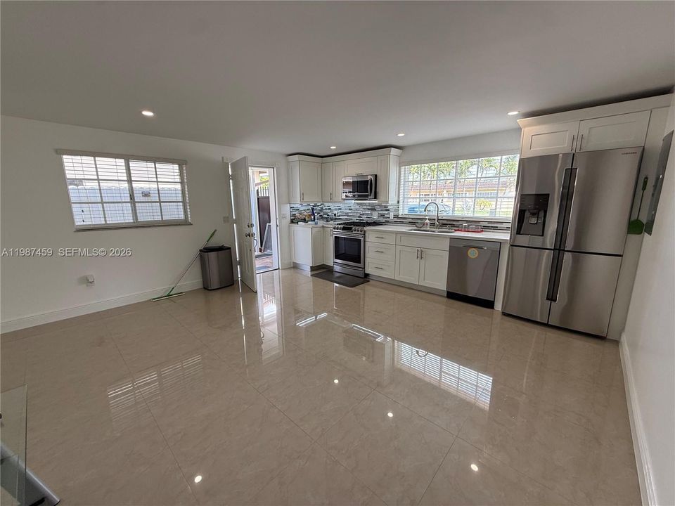 Activo con contrato: $2,000 (1 camas, 1 baños, 2006 Pies cuadrados)