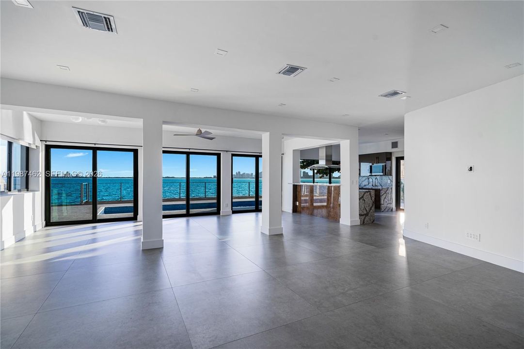 Large open living space with bayviews