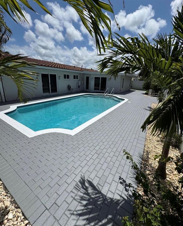 POOL/DECK