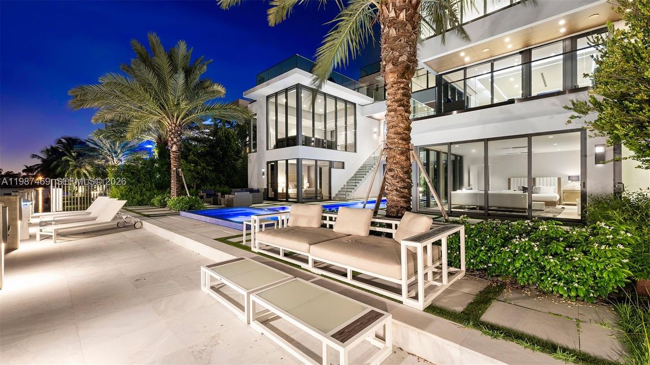 На продажу: $9,200,000 (6 спален, 5 ванн, 6545 Квадратных фут)