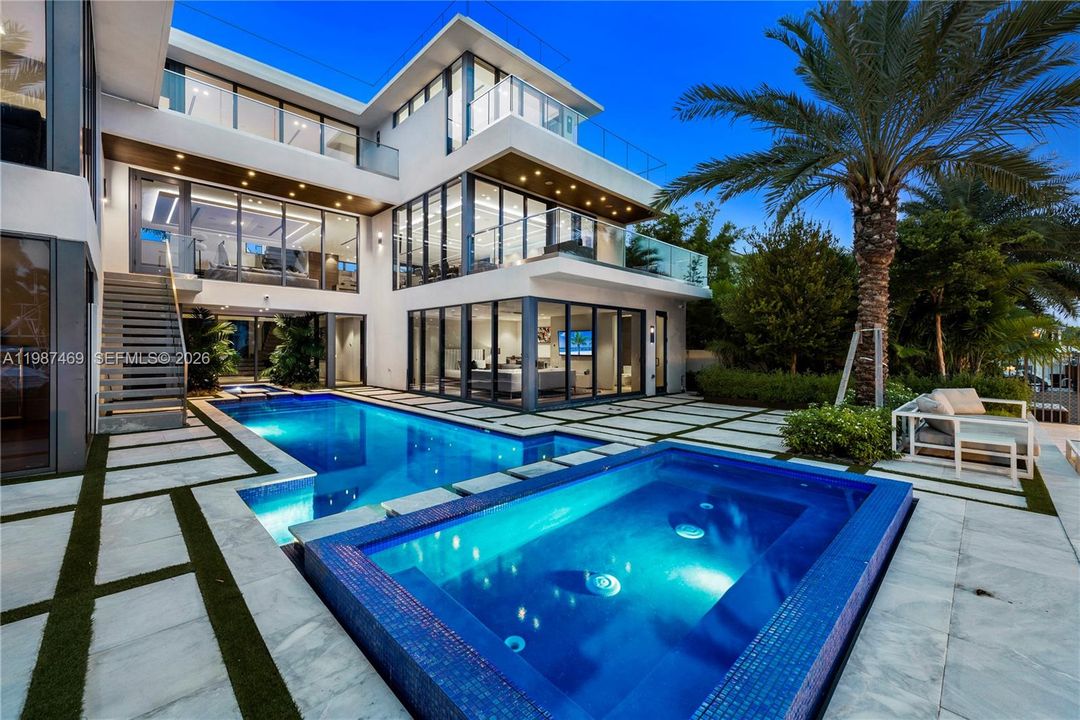 На продажу: $9,200,000 (6 спален, 5 ванн, 6545 Квадратных фут)