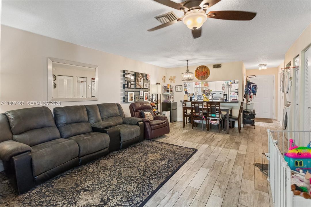 Vendido Recientemente: $274,900 (3 camas, 2 baños, 1189 Pies cuadrados)