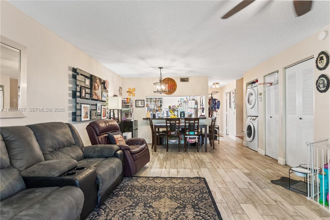 Vendido Recientemente: $274,900 (3 camas, 2 baños, 1189 Pies cuadrados)