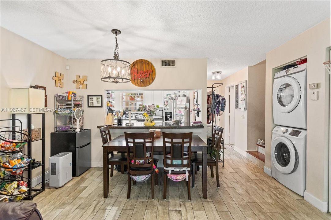 Vendido Recientemente: $274,900 (3 camas, 2 baños, 1189 Pies cuadrados)