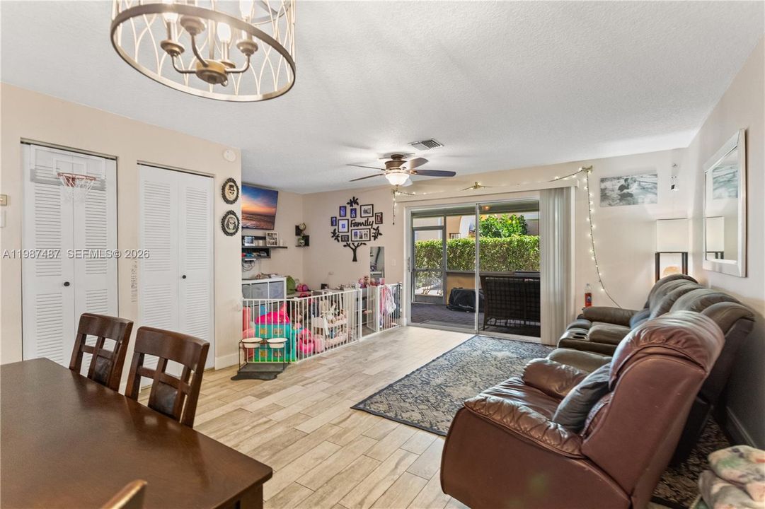 Vendido Recientemente: $274,900 (3 camas, 2 baños, 1189 Pies cuadrados)