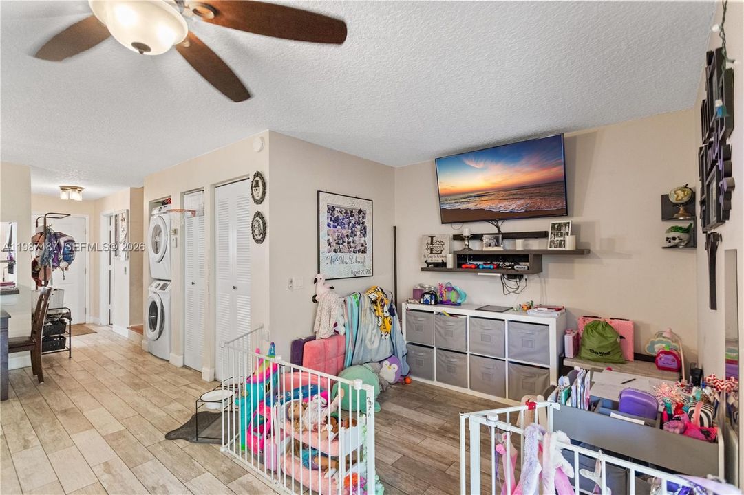 Vendido Recientemente: $274,900 (3 camas, 2 baños, 1189 Pies cuadrados)