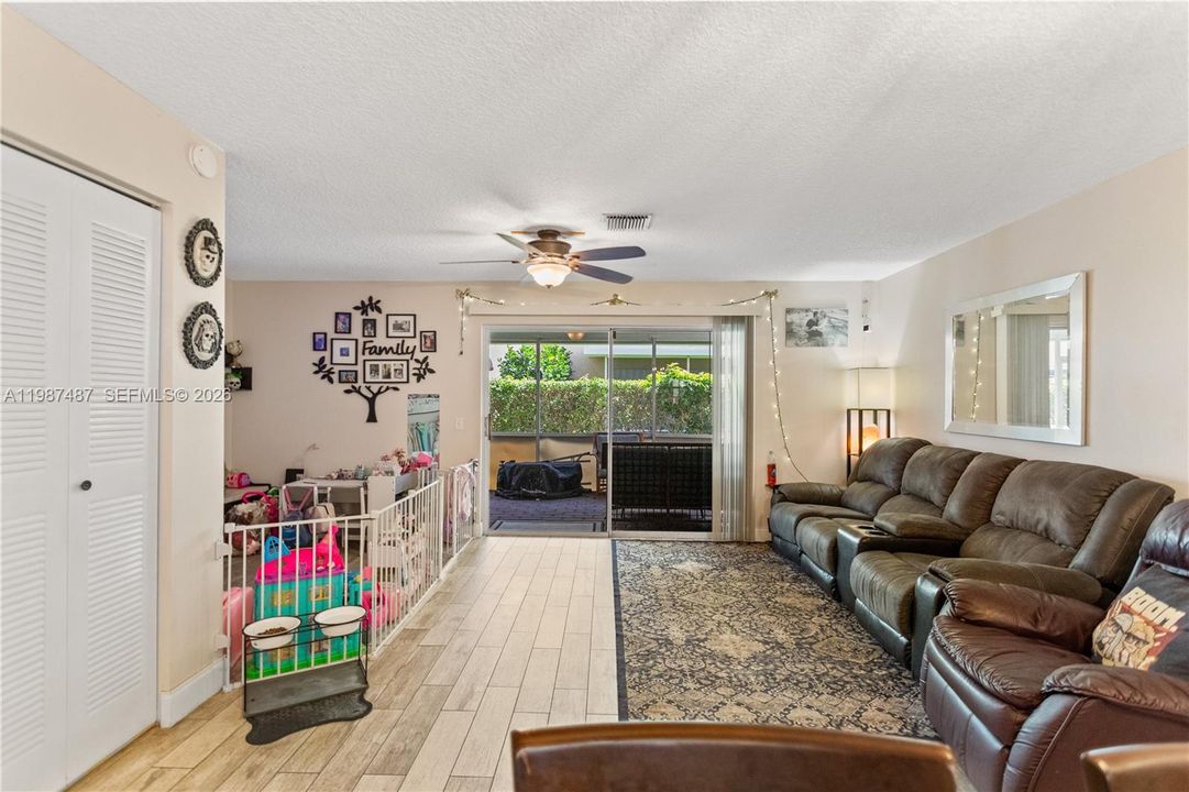 Vendido Recientemente: $274,900 (3 camas, 2 baños, 1189 Pies cuadrados)