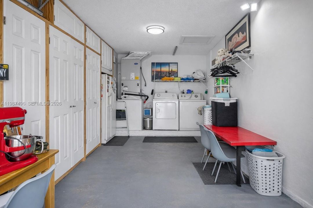Laundy - Garage - Plenty of storage room