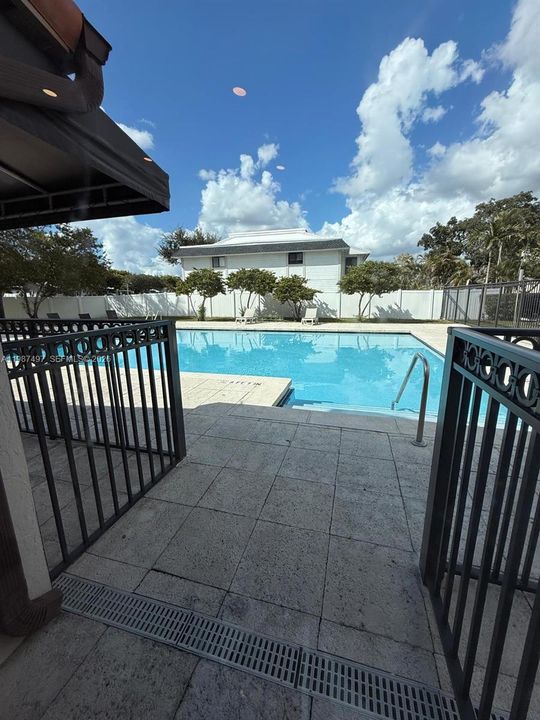 待售: $275,000 (2 贝兹, 2 浴室, 1041 平方英尺)