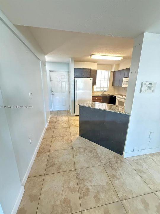 待售: $275,000 (2 贝兹, 2 浴室, 1041 平方英尺)