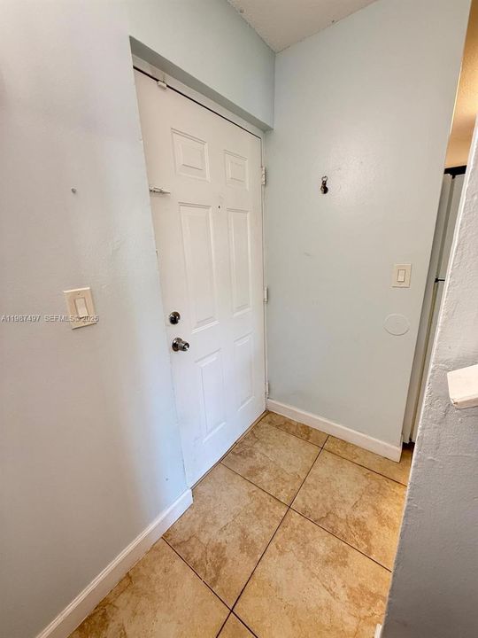 待售: $275,000 (2 贝兹, 2 浴室, 1041 平方英尺)