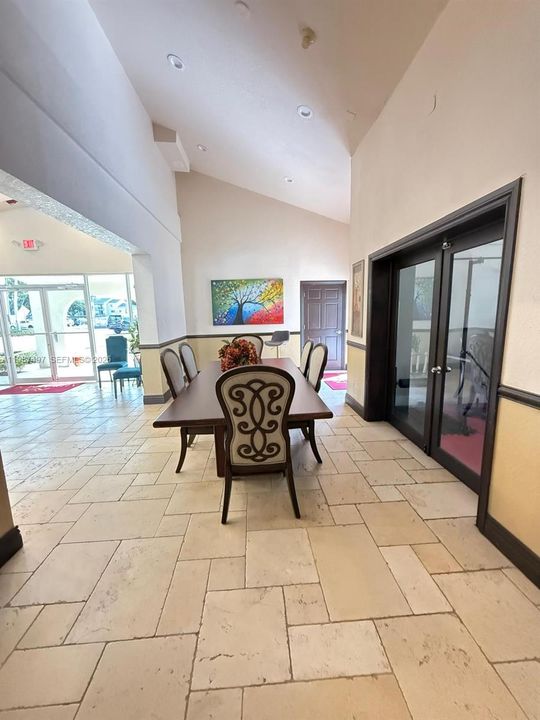 待售: $275,000 (2 贝兹, 2 浴室, 1041 平方英尺)