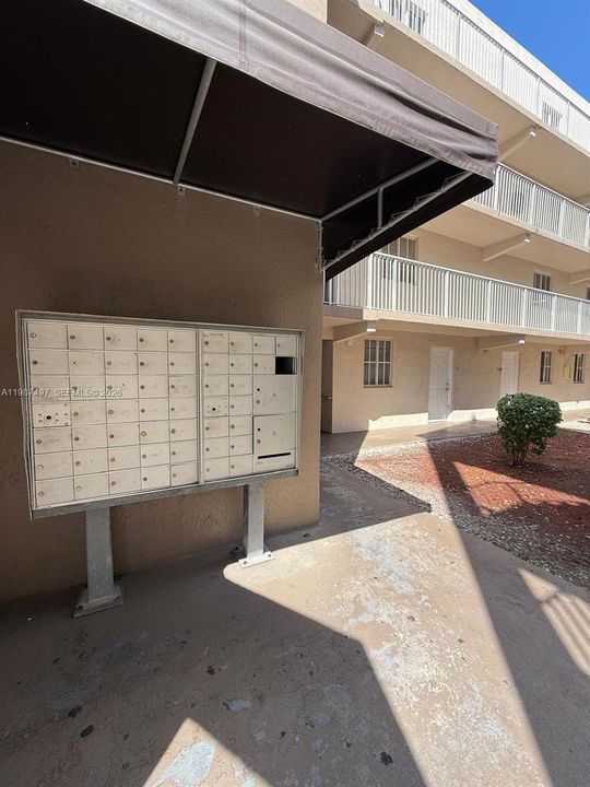 待售: $275,000 (2 贝兹, 2 浴室, 1041 平方英尺)