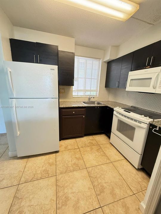 待售: $275,000 (2 贝兹, 2 浴室, 1041 平方英尺)