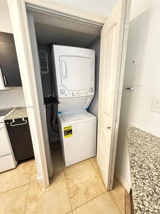 待售: $275,000 (2 贝兹, 2 浴室, 1041 平方英尺)