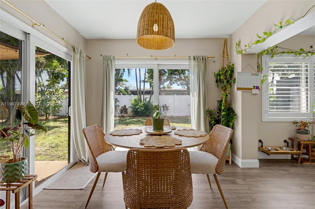 Activo con contrato: $549,900 (3 camas, 2 baños, 1405 Pies cuadrados)