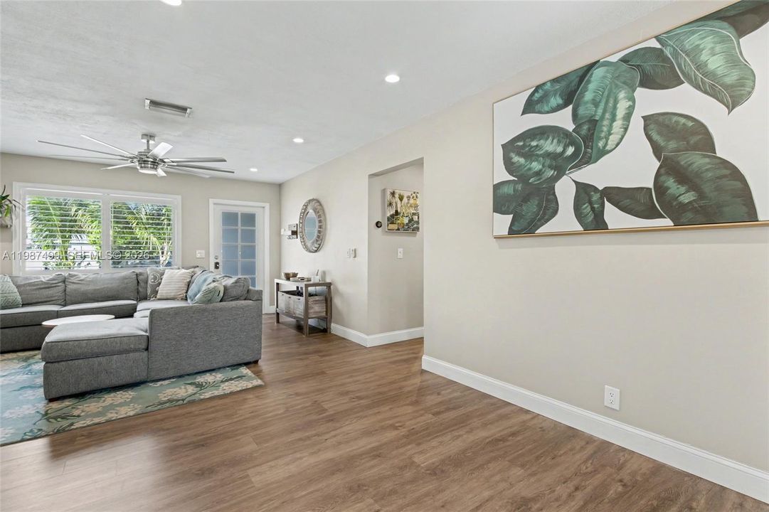 Activo con contrato: $549,900 (3 camas, 2 baños, 1405 Pies cuadrados)