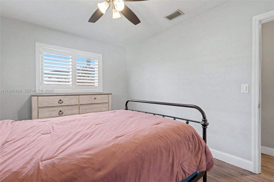 Activo con contrato: $549,900 (3 camas, 2 baños, 1405 Pies cuadrados)