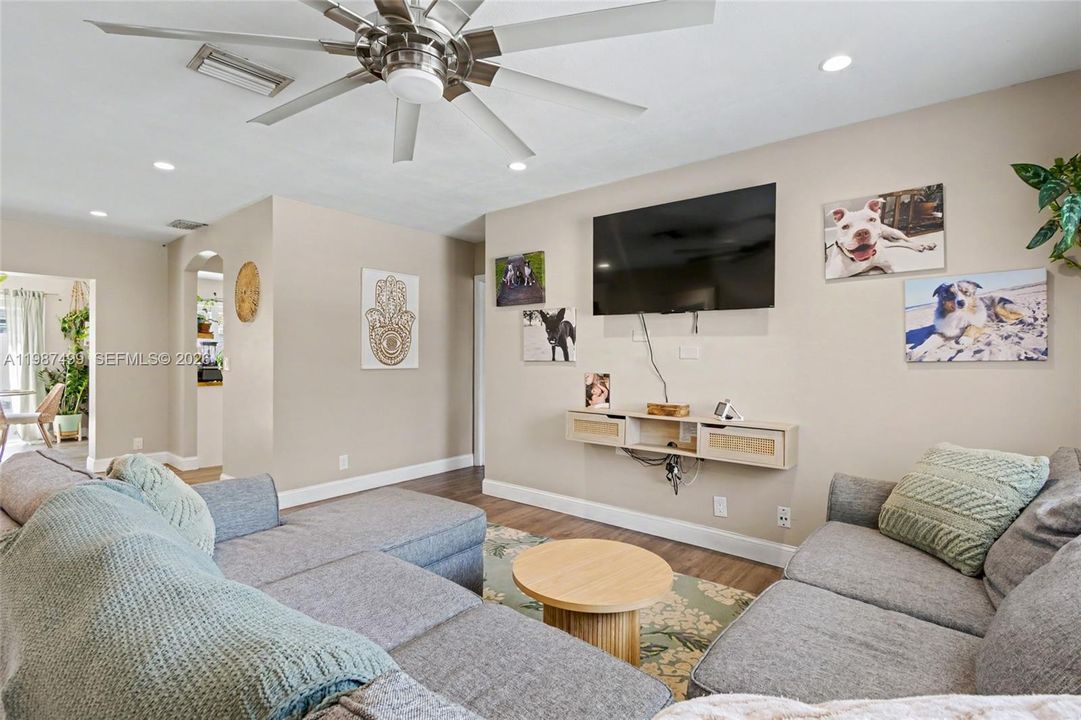 Activo con contrato: $549,900 (3 camas, 2 baños, 1405 Pies cuadrados)