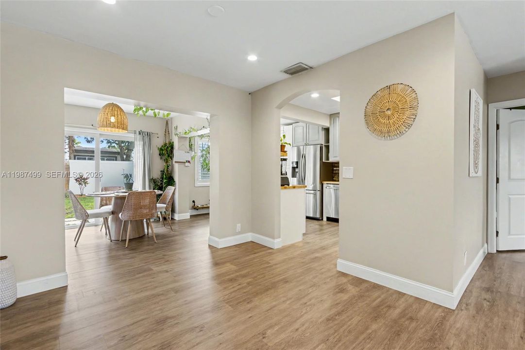 Activo con contrato: $549,900 (3 camas, 2 baños, 1405 Pies cuadrados)
