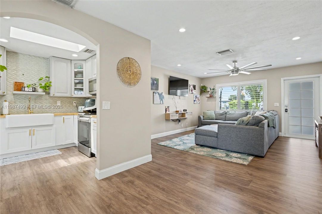 Activo con contrato: $549,900 (3 camas, 2 baños, 1405 Pies cuadrados)